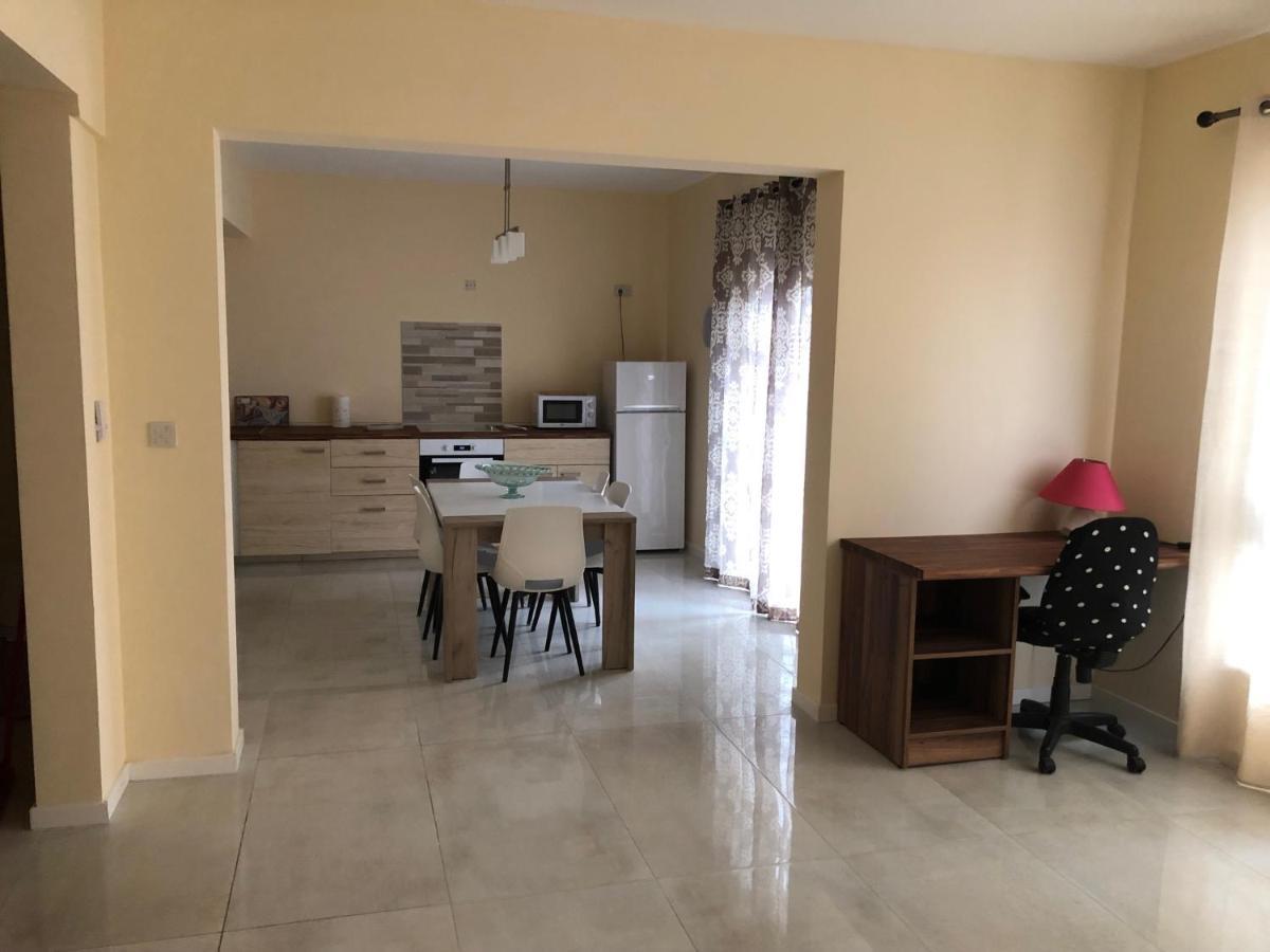The Sea Across The Road - Flat 4 Apartment Сейнт Полс Бей Екстериор снимка