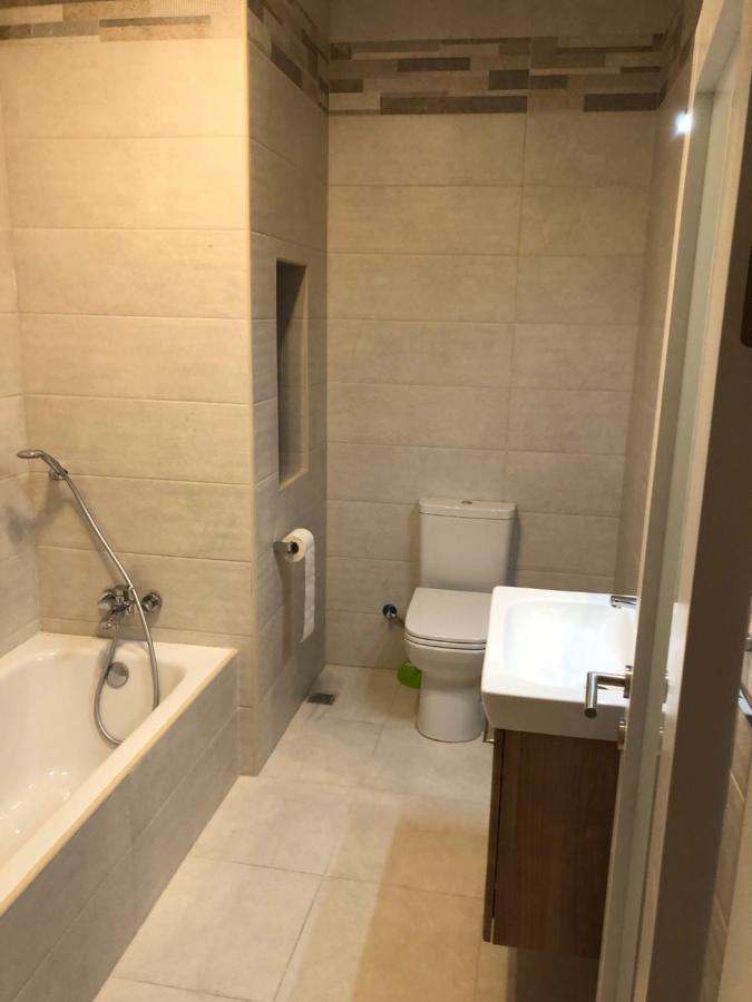 The Sea Across The Road - Flat 4 Apartment Сейнт Полс Бей Екстериор снимка
