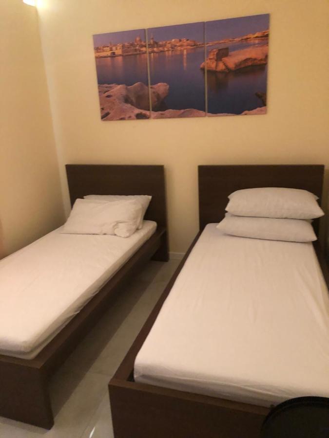 The Sea Across The Road - Flat 4 Apartment Сейнт Полс Бей Екстериор снимка